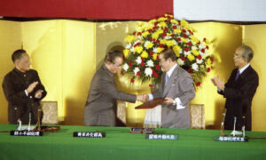 45年前の1978年10月23日、首相官邸で行われた日中平和友好条約批准書交換式で握手する黄華外相（左から2人目）と園田直外相。左端は鄧小平中国副首相、右端は福田赳夫首相（写真：共同通信IMAGE LINK）