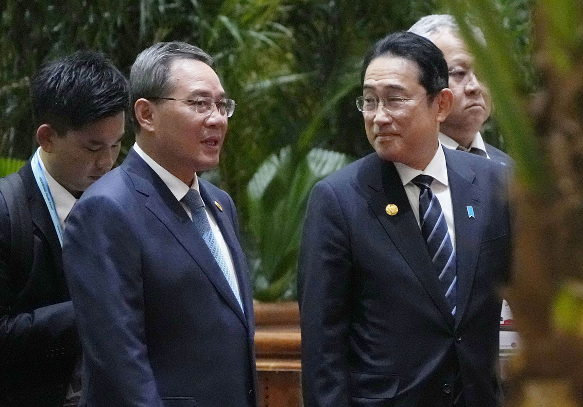 9月6日、ジャカルタでのASEANプラス3の首脳会議に臨む中国の李強首相（左）と岸田首相。立ち話を行い、処理水について双方の言い分を伝え合ったという（写真：共同通信IMAGE LINK）