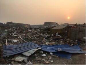 北京市政府は閉鎖性と強権性を異様に強めている。出稼ぎ労働者たちが住む郊外の村で宿泊所の火災が起きると、その村全体を潰してしまった（写真：筆者撮影）