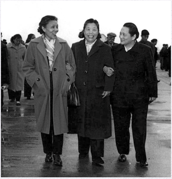 鄧穎超（中央）と蔡暢（左）。右端は孫文の妻で中華人民共和国副主席を務めた宋慶齢