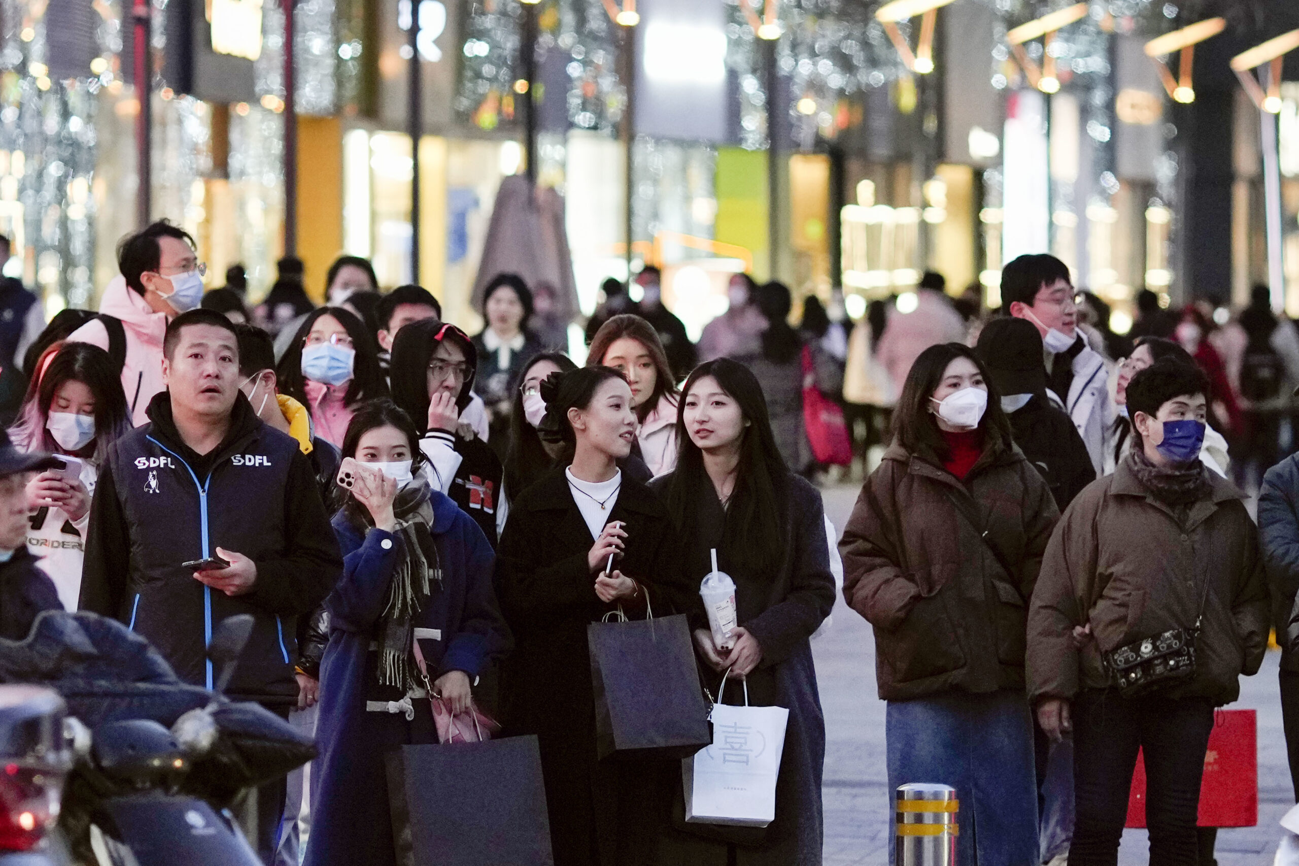 中国家計所得調査（CHIP）は雇用者の賃金や家計の消費支出などを詳細に調べる。調査結果を基に所得格差や貧困問題に関する実証研究が可能だ。写真は大勢の人でにぎわう北京市内の繁華街（2023年2月、共同通信IMAGE LINK）