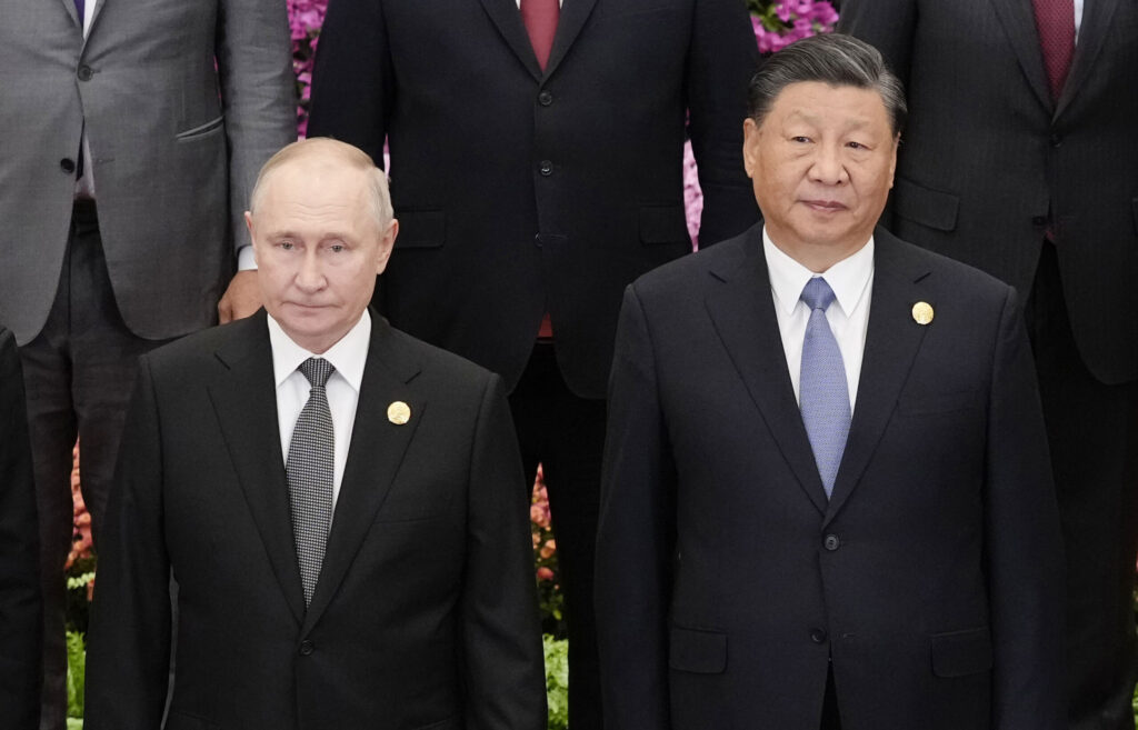 2023年10月23日、「一帯一路」の国際会議の記念撮影に臨む中国の習近平国家主席（右）とロシアのプーチン大統領＝北京の人民大会堂（共同通信IMAGE LINK）
