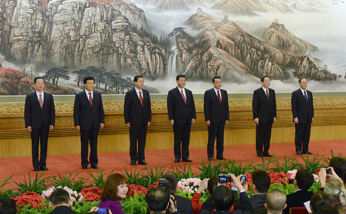 2012年11月15日、中国共産党の第18期中央委員会第１回全体会議を終え、北京の人民大会堂の壇上に並ぶ総書記に選出された習近平氏（中央）ら新政治局常務委員。翌2013年11月には「全面的に改革を深化させる」という目標を掲げた第18期中央委員会第3回全体会議が開かれた（写真：共同通信IMAGE LINK）