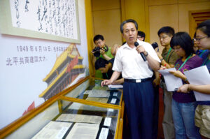 2011年5月、北京の中央檔案館で、中国の歴史的重要資料について記者団に説明する館員。その内部は、いまだに秘密に包まれている（写真：共同通信社）