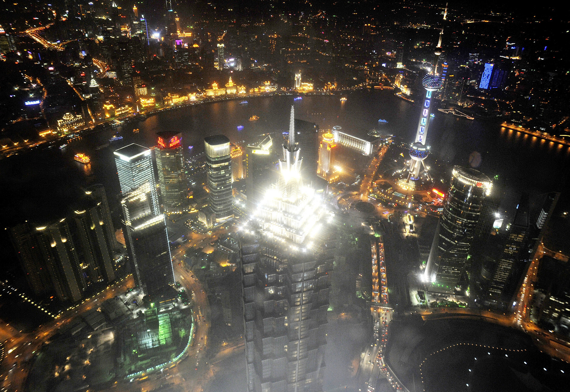 夜間光データは、統計データが不完全な国や地域でも、実際の経済成長の水準を測定する指標になる。写真は超高層ビルから見た上海市内の夜景。2009年4月18日撮影（共同通信）