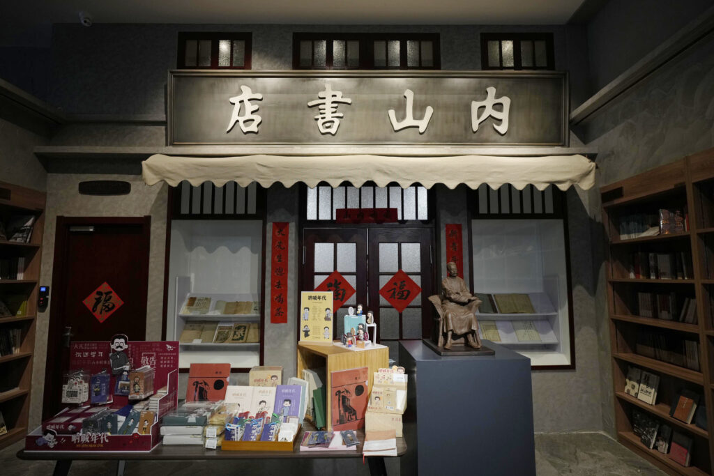 魯迅は時代によって多様な読み方がされてきた。写真は天津市の内山書店に設けられた、魯迅の書籍や書簡などが閲覧できるスペース。2023年1月23日（共同通信社）