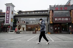 コロナ禍を挟み、中国の小規模・零細企業の債務が急増している。写真は2022年の「ゼロコロナ政策」により、閑散とする北京の飲食店街。2022年11月24日（共同通信社）