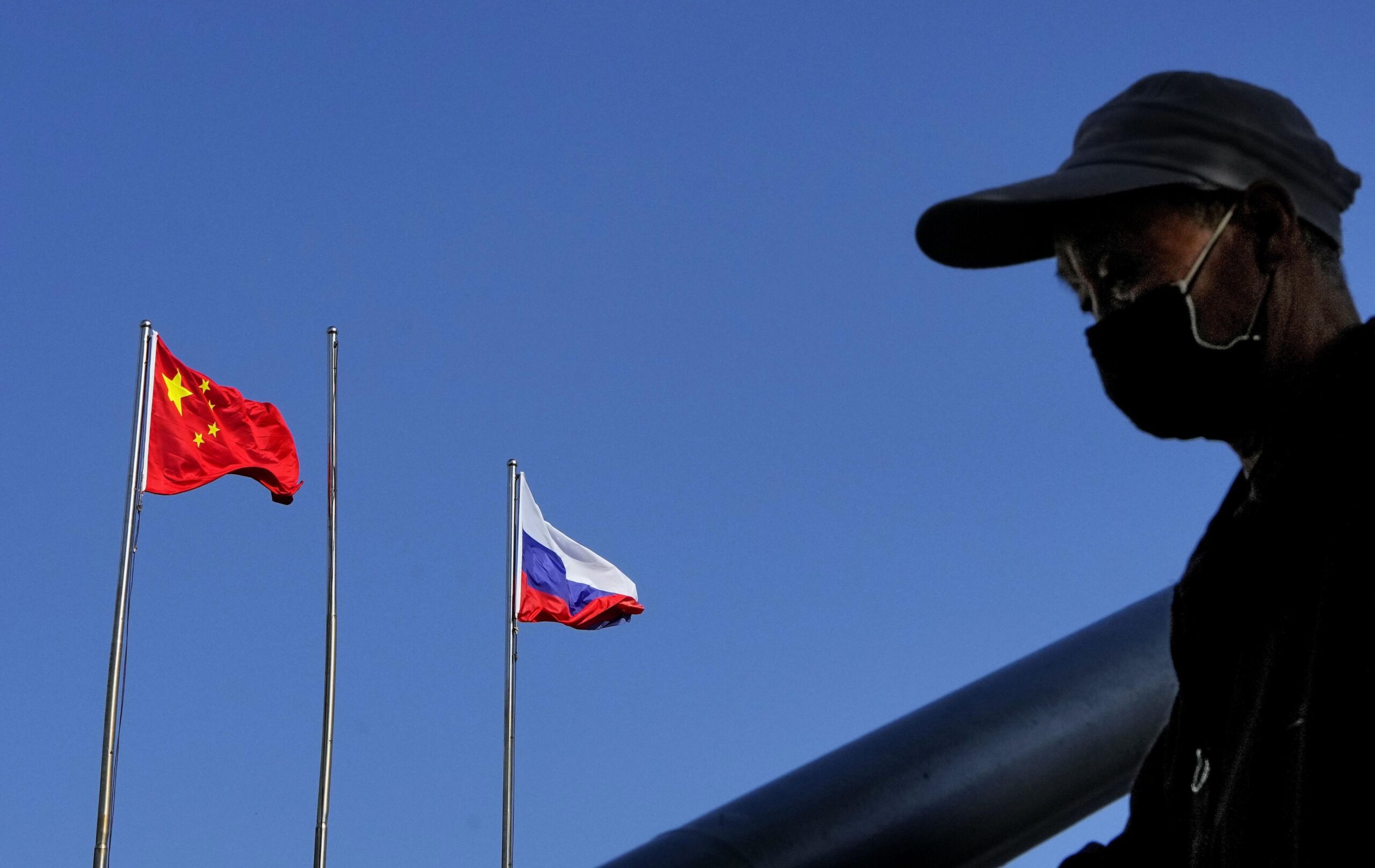 5月の中露首脳会談後の共同記者発表で、習近平は「5つの堅持」の原則を示した。写真はハルビンの「中露博覧会」の会場に掲げられた中国とロシアの国旗。2024年5月16日（共同通信）