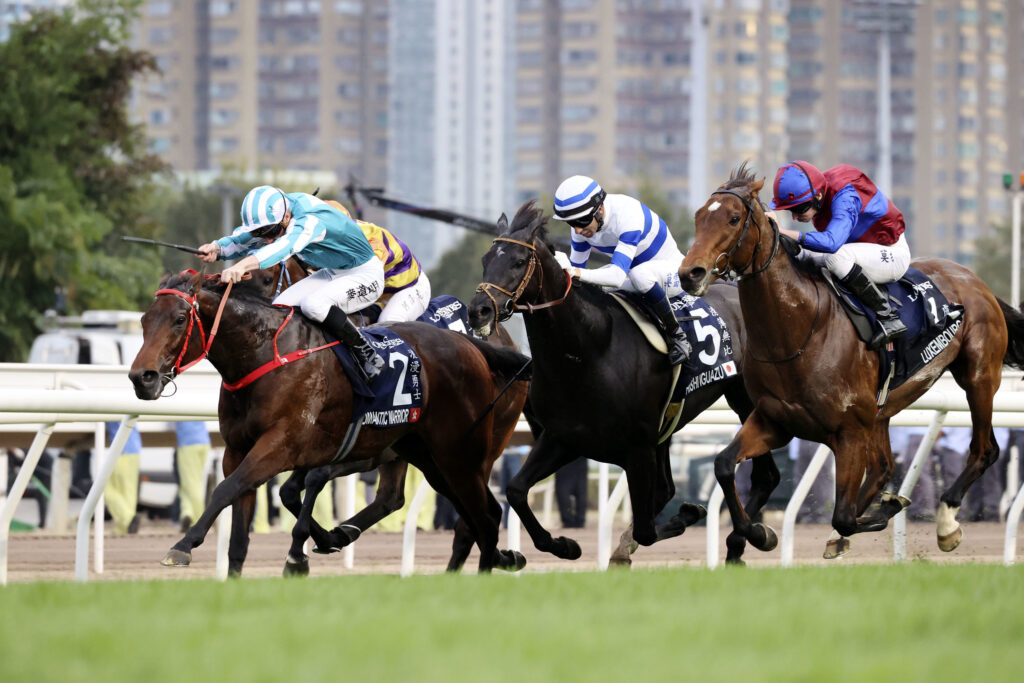 競馬は香港社会とともに独自の歴史を刻んできた。写真は香港カップを制したロマンチックウォリアー（左端、2023年12月10日）。2024年6月の第74回安田記念でも優勝した（共同通信）