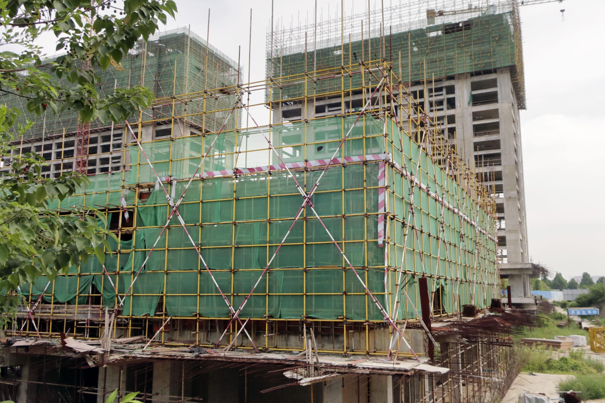 写真は建設が中断された河南省鄭州市のマンション。2022年９月。（共同通信社）