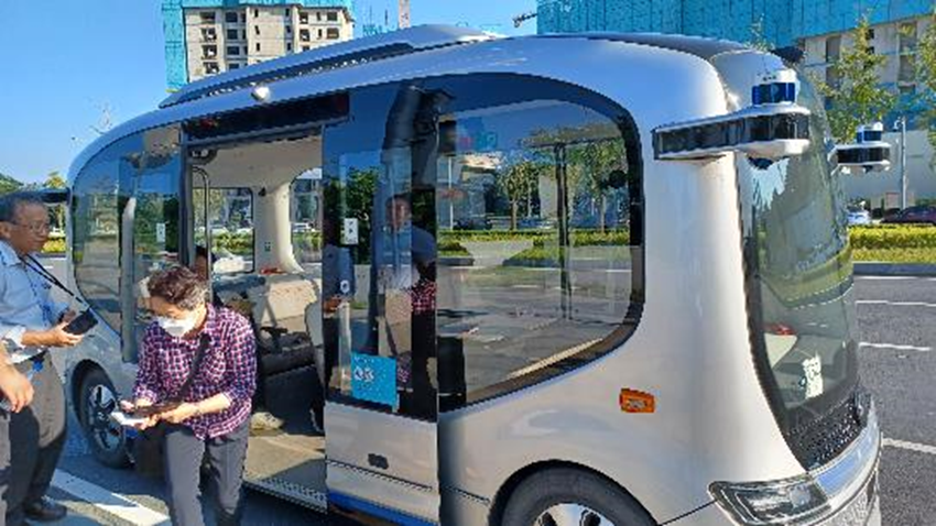 写真3　大連・東港地区で運行されている自動運転バス。（筆者撮影）