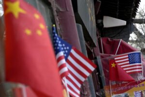 中国が開拓してきた非米国市場は、対米デカップリングによる損失を補って余りある力を備えている。写真は北京市内の土産屋に掲げられた中国と米国の国旗。2025年4月20日（共同通信社）