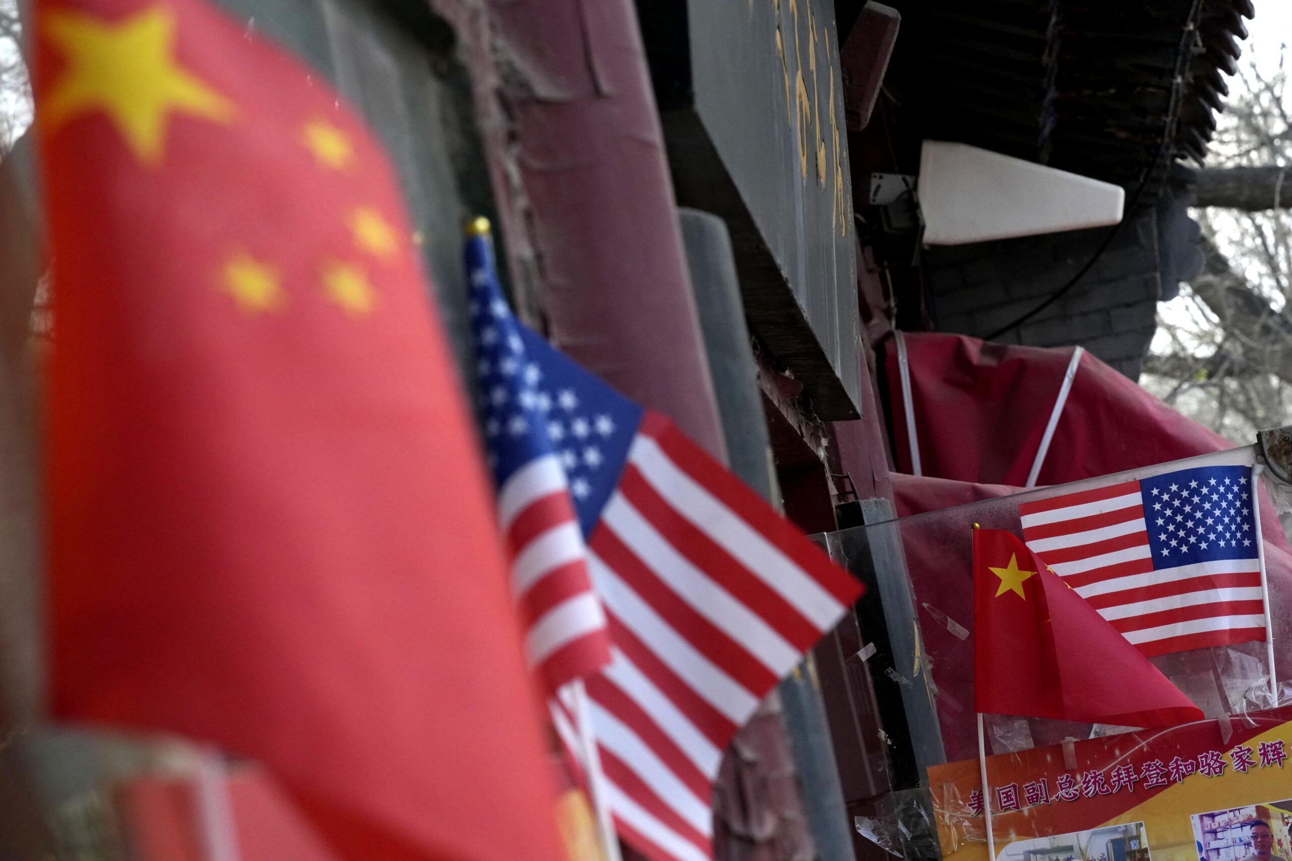中国が開拓してきた非米国市場は、対米デカップリングによる損失を補って余りある力を備えている。写真は北京市内の土産屋に掲げられた中国と米国の国旗。2025年4月20日（共同通信社）