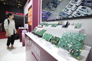 総じて、中国の発展は過去40年間において工業革命、IT革命、AI革命の三つを一気に最前列に進めた点において特異である。写真は上海国際モーターショーで展示された自動車用の半導体製品。2025年4月（共同通信社）
