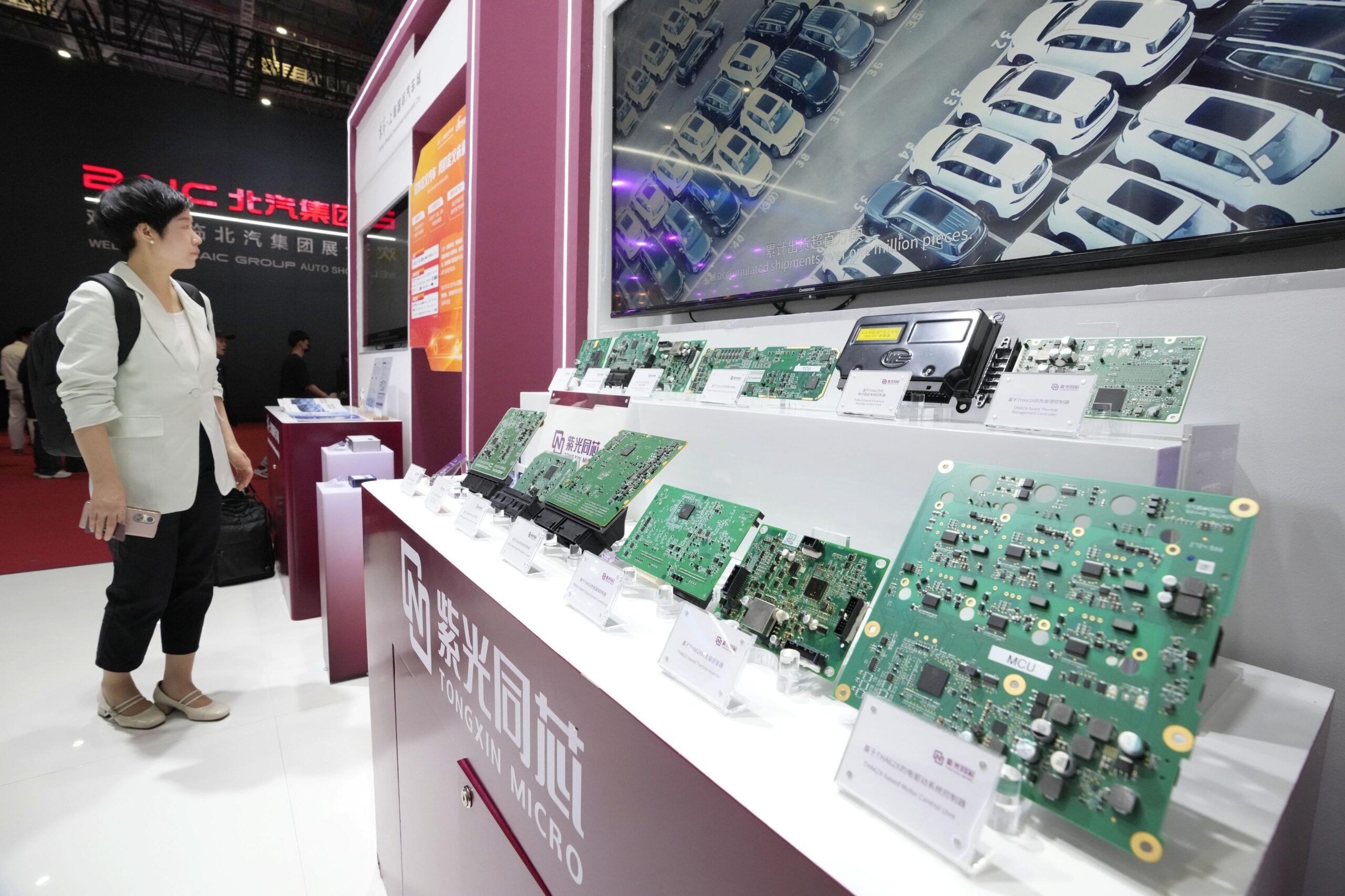 総じて、中国の発展は過去40年間において工業革命、IT革命、AI革命の三つを一気に最前列に進めた点において特異である。写真は上海国際モーターショーで展示された自動車用の半導体製品。2025年4月（共同通信社）