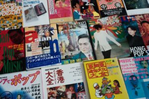 「香港ポップス」（ないしそれを含む「アジアン・ポップス」）の歴史を伝える貴重な資料の多くは、すでに散逸しかけている。写真は著者が集めている香港カルチャー関連の日本語雑誌・書籍の一部。（著者撮影・提供）