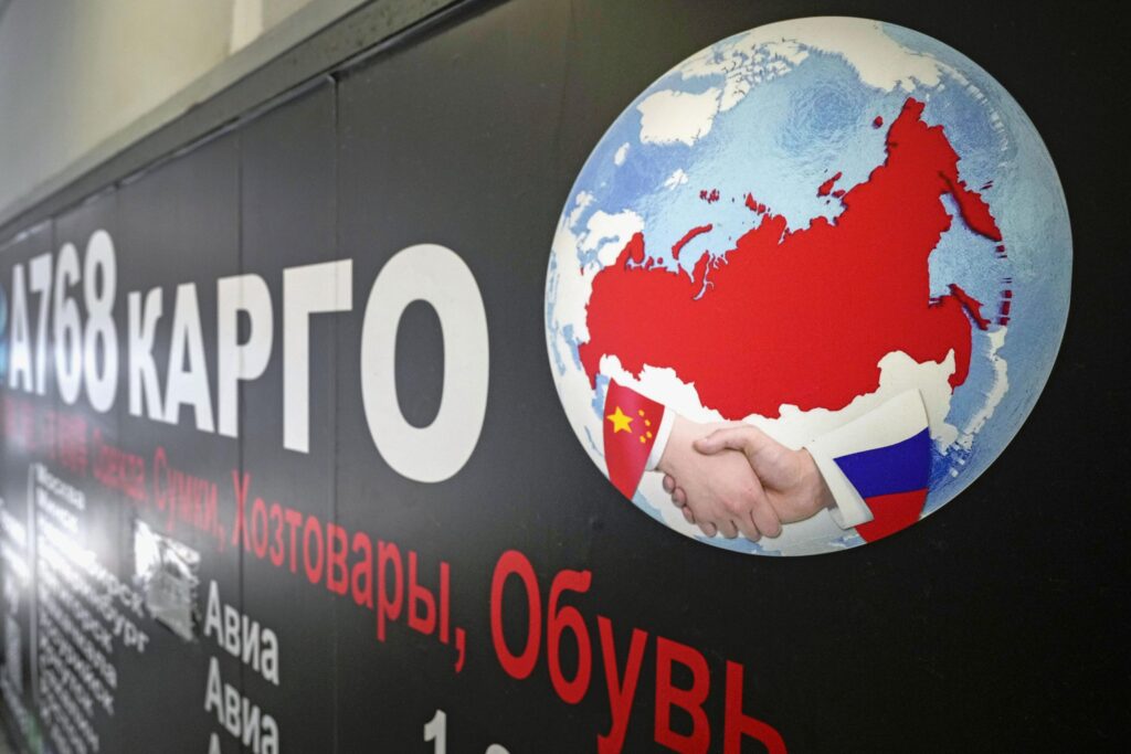「平和の友」グループという文言が今回の共同声明に盛り込まれたことは、ロシア側も中国の主張にある程度の理解を示さざるをえなくなってきたことを示唆している。写真は北京市内のロシア向け国際物流会社の看板。2025年5月8日(共同通信社)