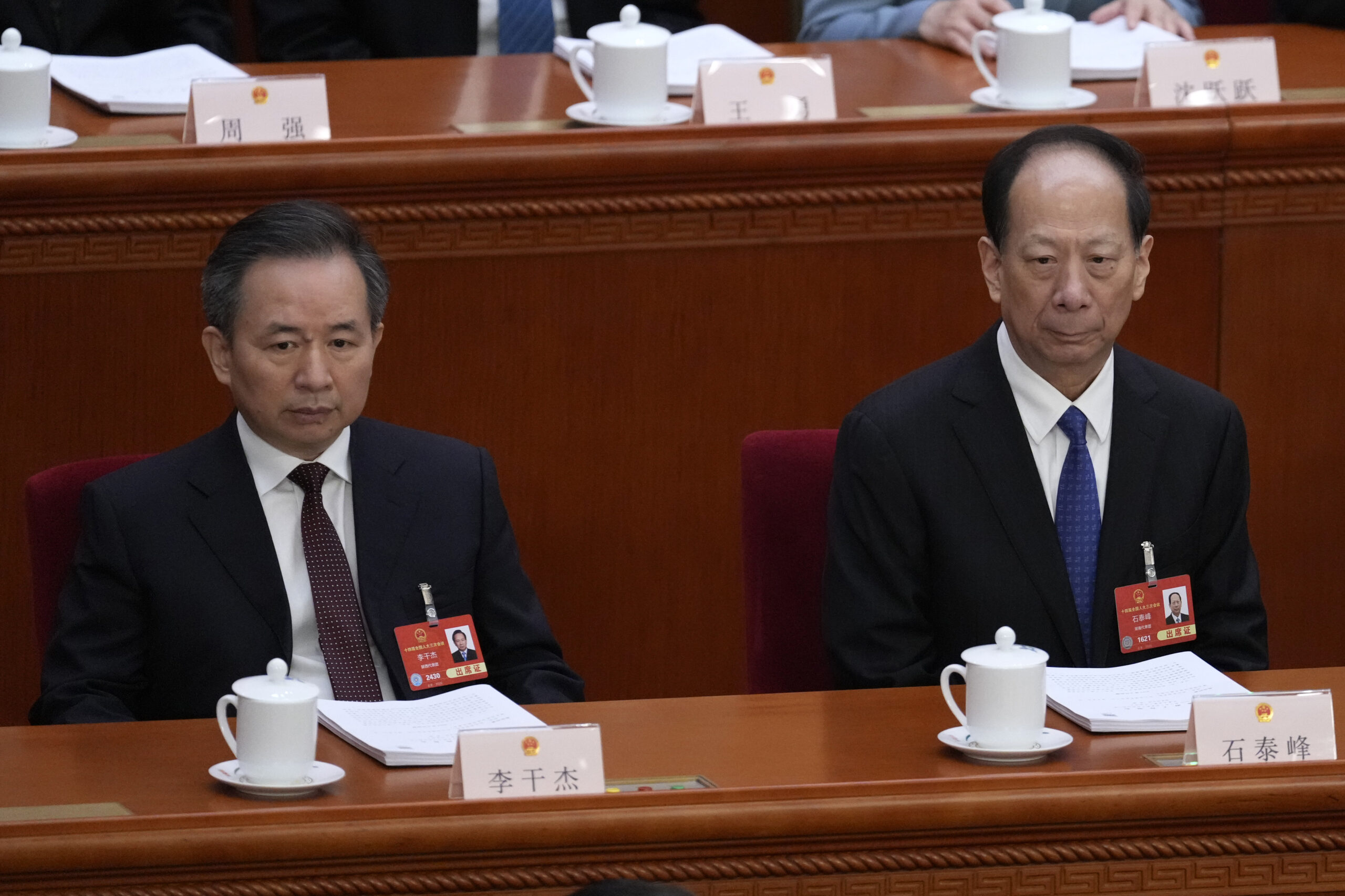 流動性、不確実性もまた個人支配体制に共通する特徴であり、今後、政治局委員の任期途中の役職交代が「異例」でなくなり、より流動的になる可能性も否定できない。写真は北京の人民大会堂で全人代の開幕式に臨む李幹傑（左）と石泰峰。2025年3月5日（共同通信社）