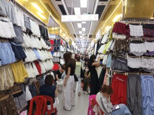 大都市と農村が隣り合わせに存在する広州市の特殊な構造が「クイック・レスポンス」（QR）を可能にしている。写真は広州市内の地下鉄沙河駅周辺にあるアパレル卸。2025年6月（著者撮影）
