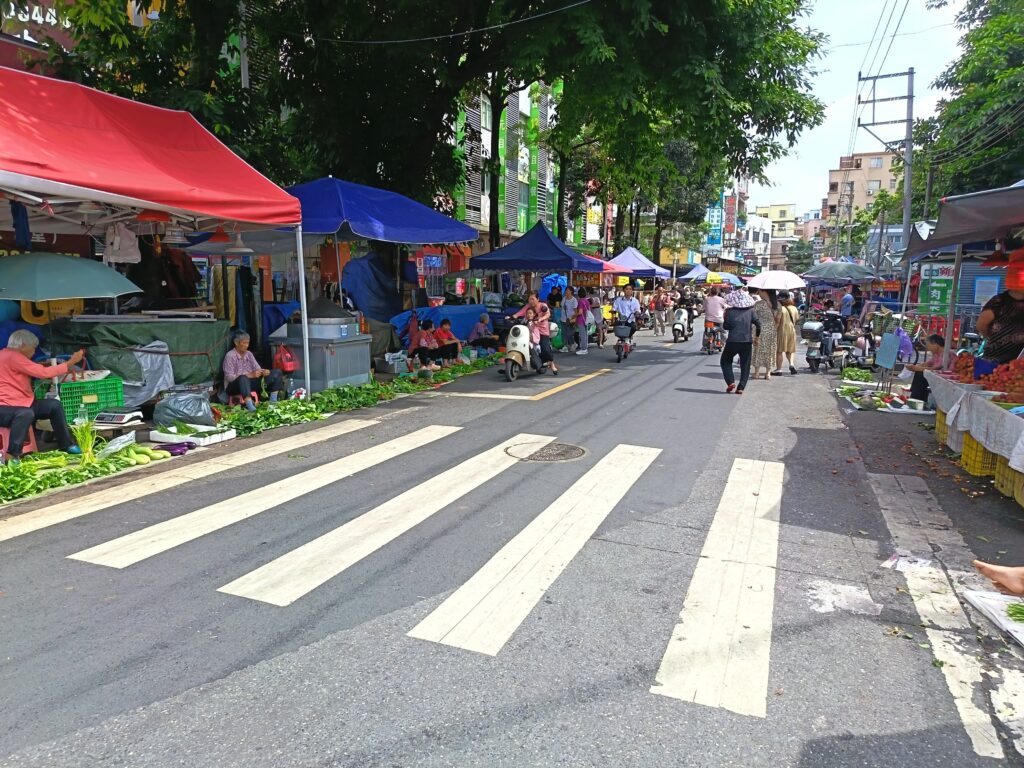 村の中心部の昔ながらの市場。