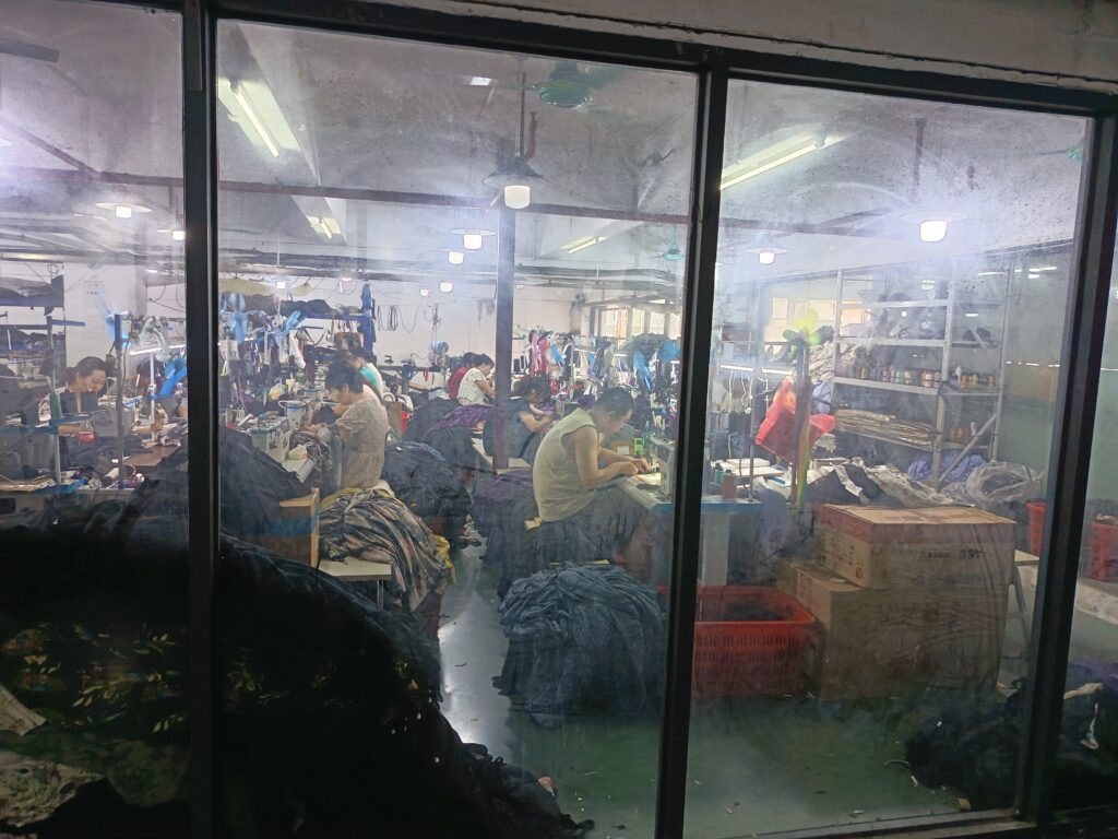 縫製企業の作業現場。