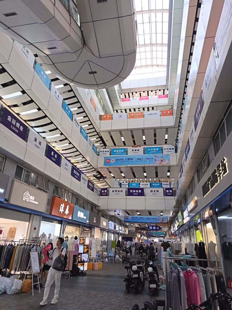 巨大な生地の卸売市場「中大商圏」にある商業ビルの一つ