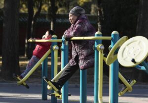 少子高齢化と人口減少の難局に立ち向かうため、さらなる法定退職年齢の引き上げと年金給付の制度改革が待たれている。写真は北京市内の公園で運動する高齢者。2023年1月16日（共同通信社）