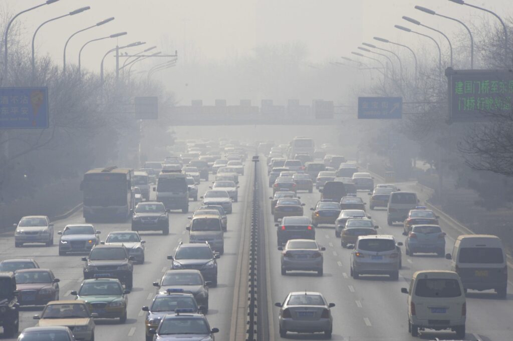 PM2.5は地理的境界を越えて広がるため、都市間や地域間の政策連携が不可欠であり、産業由来の汚染を減らすには、先進的な環境技術の導入や技術革新の促進が求められる。写真は大気汚染が深刻化し、視界の悪い北京市中心部。2013年3月7日(共同通信社)