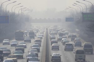 PM2.5は地理的境界を越えて広がるため、都市間や地域間の政策連携が不可欠であり、産業由来の汚染を減らすには、先進的な環境技術の導入や技術革新の促進が求められる。写真は大気汚染が深刻化し、視界の悪い北京市中心部。2013年3月7日（共同通信社）