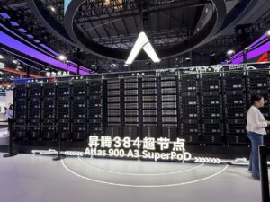 中国はすでにAIの実用化における大市場になっており、AIチップやAIサーバーに対する膨大な需要が発生しつつある。そのチャンスをつかもうとしている中国のICメーカーも少なくない。写真はファーウェイの昇騰384超節点。2025年7月（著者提供）