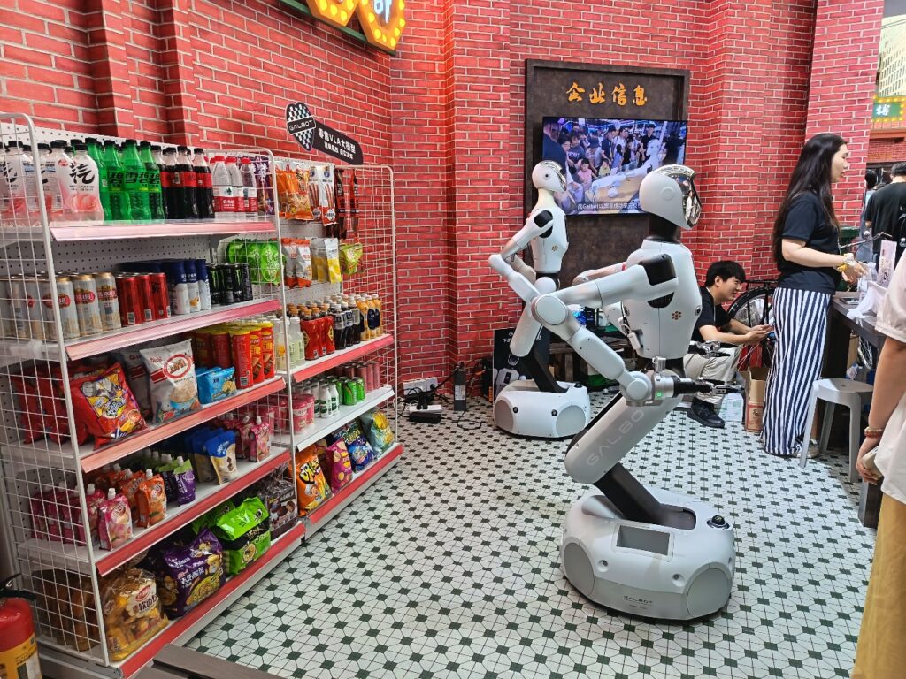 写真1　「智慧小売店」で働く銀河通用のヒト型ロボット。ただし、本当に商品を売っているわけではない。（著者撮影・提供、以下同じ）