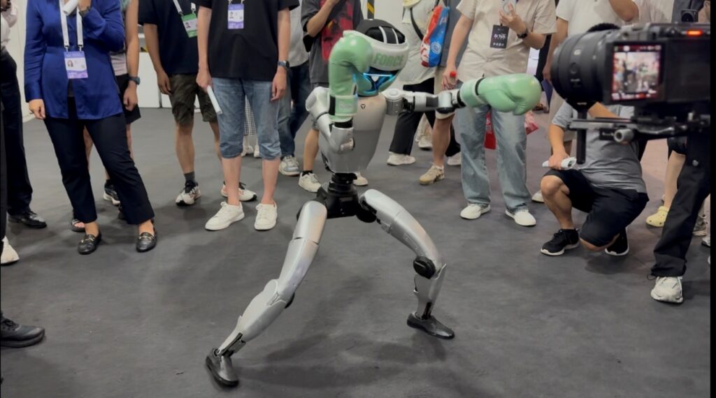 写真２　宇樹科技のヒト型ロボットG1-boxing