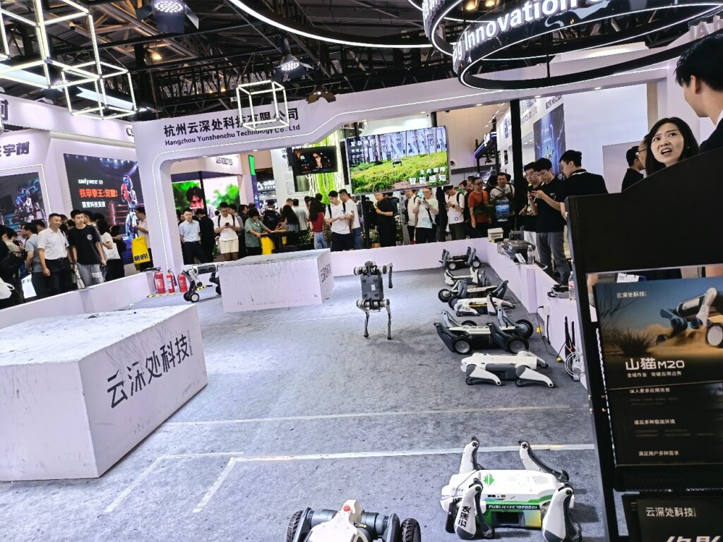 写真3　杭州雲深処科技（DEEP Robotics）の展示スペースで立ち上がる犬型ロボット