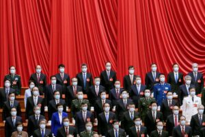 2027年の党大会を控えて、各部門や地方では人事異動が活発化し、1970年代生まれの「第七世代」が次々と昇進している。写真は第20回中国共産党大会の閉幕式にマスク姿で出席する人たち。2022年10月22日（共同通信社）