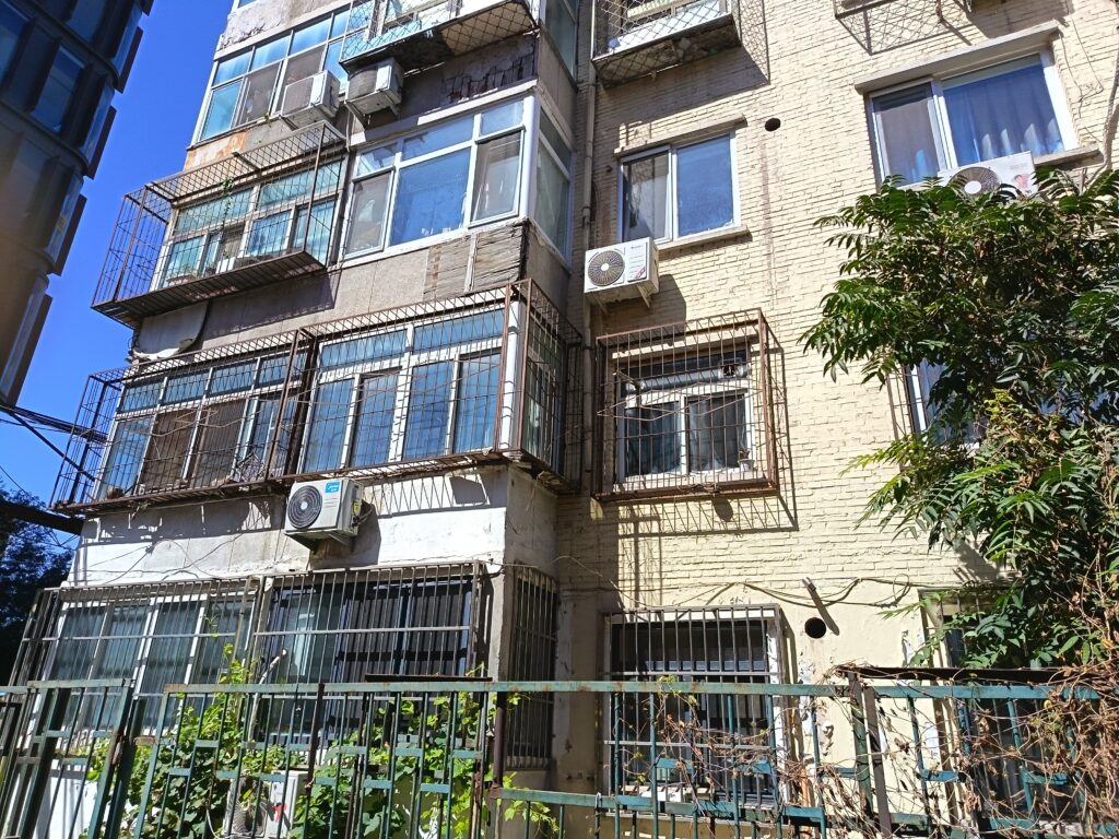 著者が住み始めた北京のアパートは、同タイプの部屋がおよそ合理的な水準とはいえない値段で売られていた。写真は表側から写したアパートの外観。2025年9月7日（著者提供）
