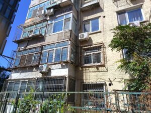 著者が住み始めた北京のアパートは、同タイプの部屋がおよそ合理的な水準とはいえない値段で売られていた。写真は表側から写したアパートの外観。2025年9月7日（著者提供）
