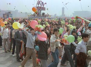 表層のキャンペーンに注意するだけではなく、幅と奥行きを持った中国社会に対する認識を培っていくことが大切となる。写真は北京の天安門広場で開かれた、第35回国慶節記念式典パレードの若者たち。1984年10月1日。（共同通信社）