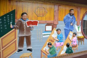 著者の周俊宇さんは、1920年代とされる台湾における台湾アイデンティティの形成過程と、近代日本の台湾認識との間の相互関係を明らかにすることを目指した。写真は台湾・嘉義県にある、森川清治郎を祀る霊廟「富安宮」前の塀の一部。文字を学ぶ村民を森川（右上）が見守る。森川は戦前の台湾に赴任した警察官で、税の減免をめぐって植民地当局との板挟みに遭い自殺した人物。2018年1月30日（共同通信社）