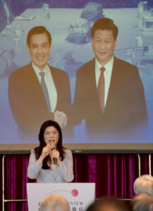 台湾、そして両岸関係は、複雑な現状を的確に理解し、冷静に、そして真剣に考えることが重要だ。写真は、台湾と中国の首脳会談から10年の記念行事であいさつする鄭麗文国民党主席。2025年11月7日（共同通信社）