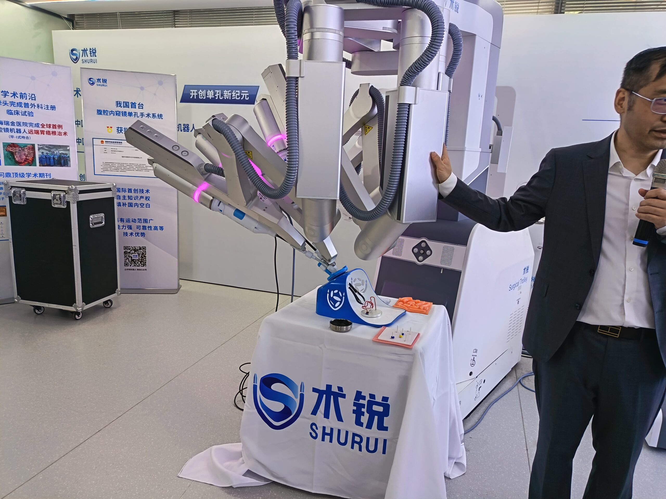「上海械谷」の展示場に展示されている「術鋭」の手術ロボット。2025年10月17日。