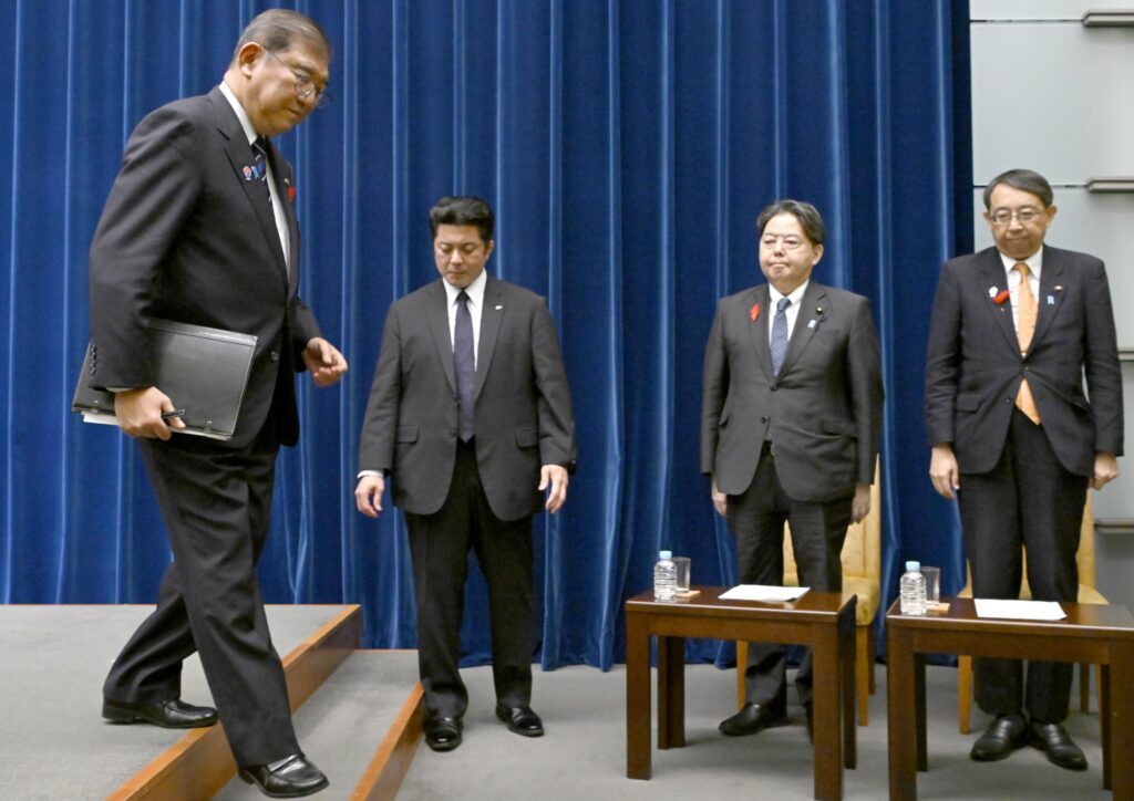 村山談話以降の首相談話の蓄積は、被害国の脅威認識を直接軽減する効果だけでなく、多層的な政治資源として機能し得る。写真は首相官邸で戦後80年に合わせた「内閣総理大臣所感」の発表を終え、引き揚げる石破首相（左端、当時）。2025年10月10日（共同通信社）