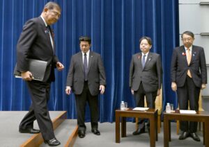 村山談話以降の首相談話の蓄積は、被害国の脅威認識を直接軽減する効果だけでなく、多層的な政治資源として機能し得る。写真は首相官邸で戦後80年に合わせた「内閣総理大臣所感」の発表を終え、引き揚げる石破首相（左端、当時）。2025年10月10日（共同通信社）