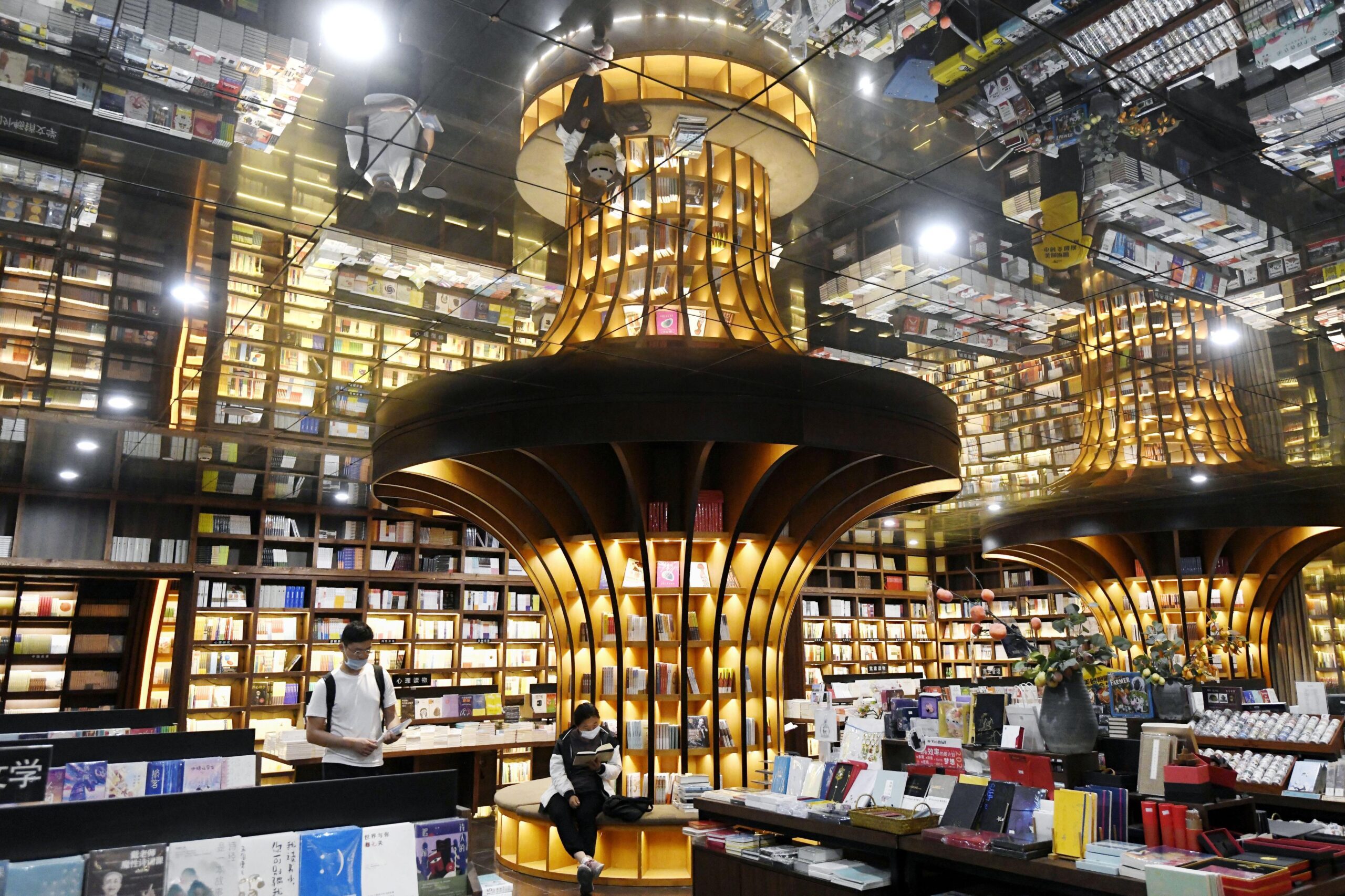 中国のノンフィクションが示しているのは、中国の内部において、複雑な現実と格闘しながら、既成の言葉で片付けることなく、ほんとうの中国を表現するための模索がなされていることである。写真は鏡張りの天井が特徴的な上海市のチェーン書店「鍾書閣」の店内。2020年6月2日（共同通信社）