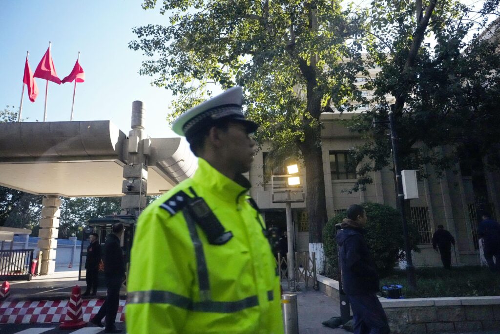 四中全会でもあらわになった習近平政権の混乱については、予断を持たず、慎重に事態の展開を見極めるしかない。写真は北京の四中全会開幕の前日に、会場とみられる場所を警備する関係者。2025年10月19日（共同通信社）