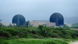 発再稼働の問題は、台湾で繰り返される政治的な対立の中で、いまだに解決の方向性が見えていない。写真は「公民投票」で再稼働の是非が問われた台湾南部・屏東県の台湾電力第3原発。2025年8月3日。（共同通信社）