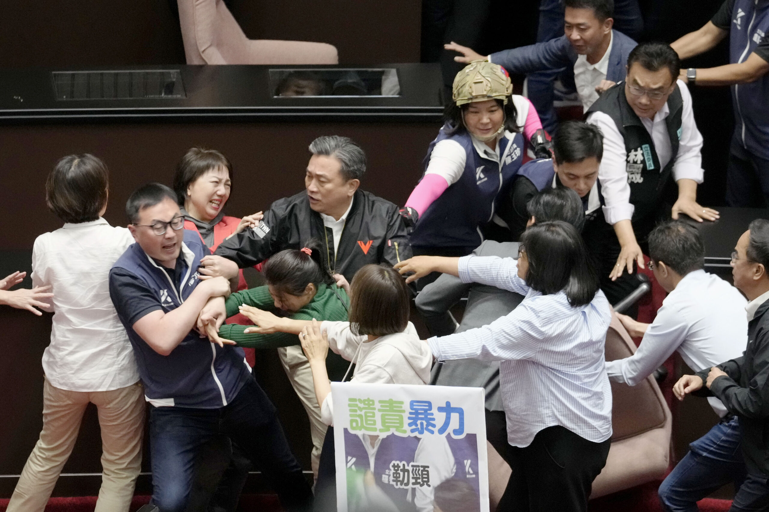 憲法法廷の機能が早期に回復されるかどうかが、今後の台湾政治の鍵となる。写真は台湾の立法院本会議で衝突する国民党や民進党などの立法委員ら。2024年5月17日。（共同通信社）