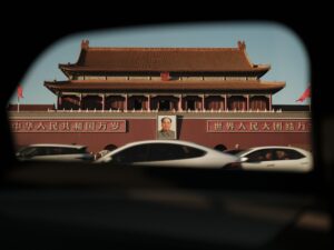 日本列島の中国研究は若い世代の交流を助けたり、伴走したりする力、言い換えれば、人と人を分野横断的につなぐ力になればいい、と著者は語る。写真はタクシーの車窓から望む天安門。2025年10月26日。（共同通信社）