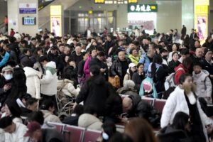 「春運」は、中国の交通・通信をはじめとするインフラ網に対し、いわば究極の負荷を突き付ける存在であると言える。写真は春節に伴う大型連休中に大勢の乗客で混み合う、黒竜江省ハルビン市の高速鉄道の駅。2026年2月20日（共同通信社）