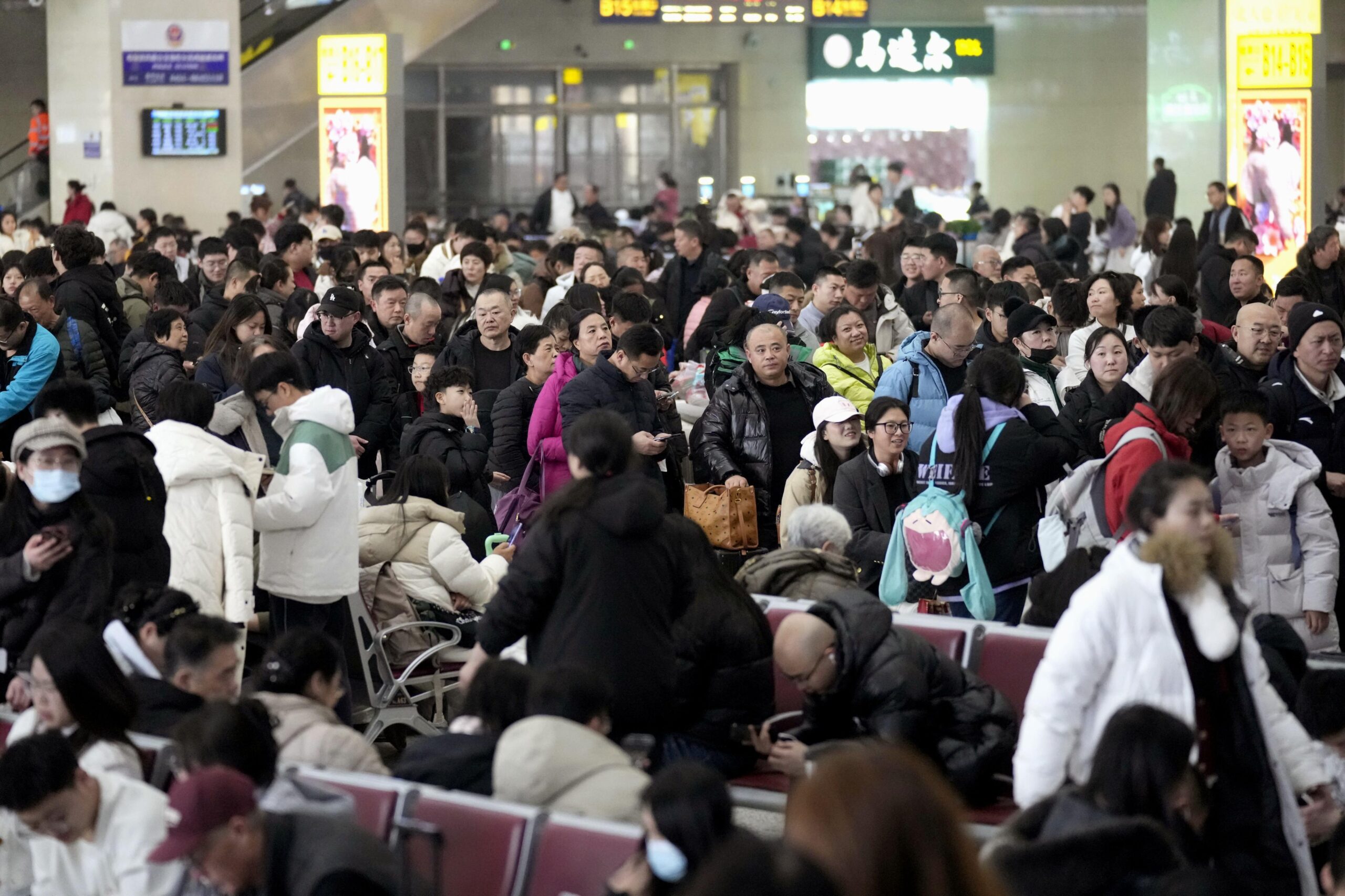 「春運」は、中国の交通・通信をはじめとするインフラ網に対し、いわば究極の負荷を突き付ける存在であると言える。写真は春節に伴う大型連休中に大勢の乗客で混み合う、黒竜江省ハルビン市の高速鉄道の駅。2026年2月20日（共同通信社）